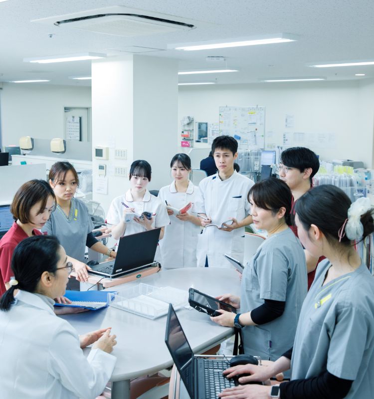 他学科の学生と一緒に行うチーム医療の実習の様子