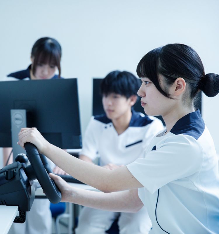 ドライビングシミュレーターを使った実習の様子