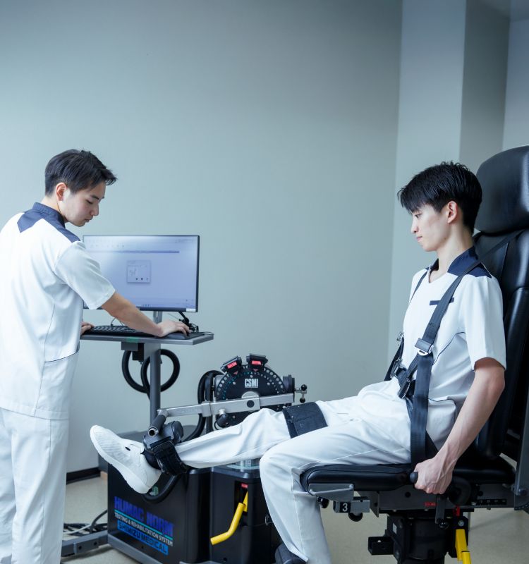 専門機器を使ったリハビリテーション実習の様子